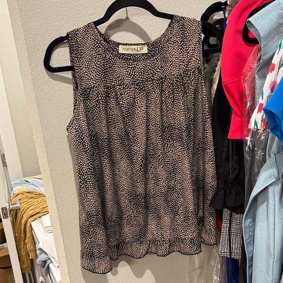 Chic Sleeveless Blouse in Black and Cream - Picture 1 of 2